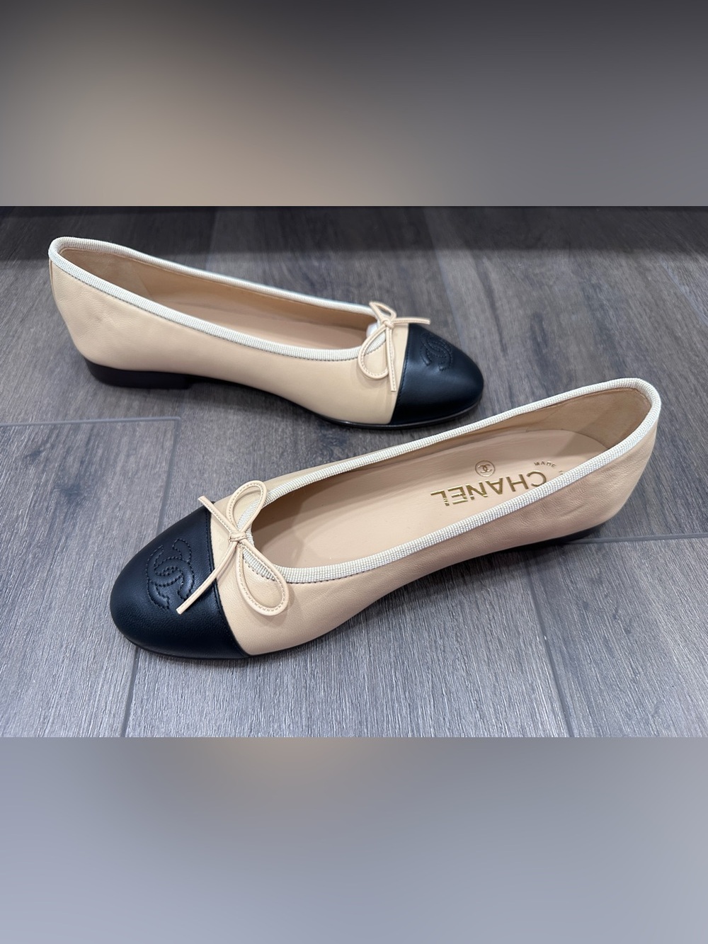 CHANEL CLASSIC CC LOGO BEIGE & BLACK LEATHER BALLET FLATS SHOES Size 37C - Picture 11 of 16